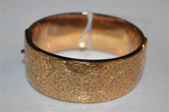 9ct gold hollow hinged bangle, foliate engraved